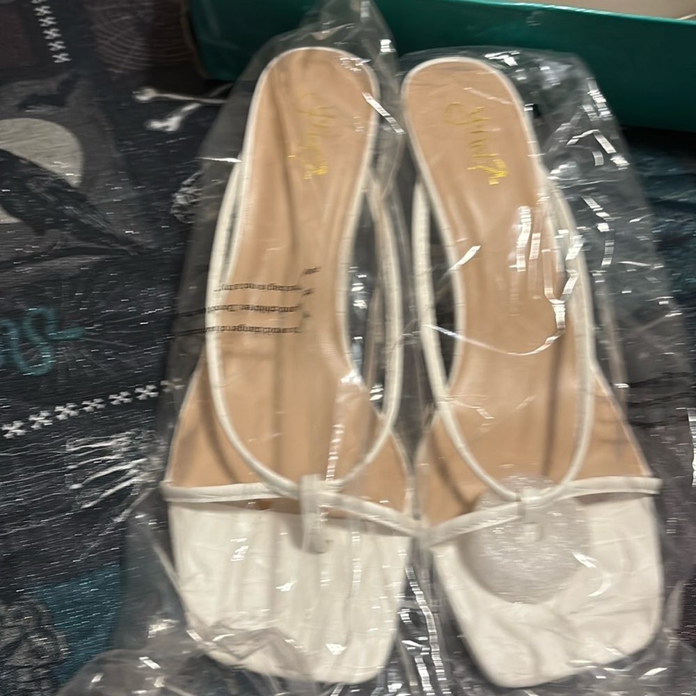 Y-Not low heel white size 9,  never wore